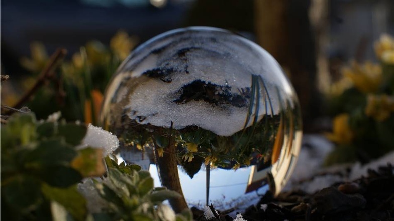 Bei den letzten Sonnenstrahlen am Mittwoch, dem 21. März, musste Mandy Thiele in Langenhennersdorf einfach zur Kamera greifen, schreibt sie.  "Meine Glaskugel konnte ich da natürlich nicht im Haus liegen lassen. Aufgenommen habe ich diese Fotos in unserem Garten. Langsam habe ich aber genug vom Winter. "