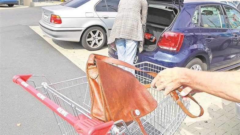 Leichtsinn: Oft bleiben Handtaschen in Einkaufskörben für einige Momente unbeaufsichtigt. Einer 74-jährigen Großenhainerin wurde das zum Verhängnis.Foto: Archiv/dpa