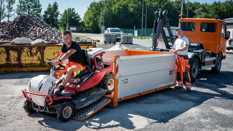 Niclas Gaitzsch (li.) und Danilo Geißler gehören zum Team des Bauhofes Leisnig. Mit neuer Fahrzeugtechnik können die Mitarbeiter um Leiter Gunar Gasteiger noch flexibler auf die Anforderungen reagieren.