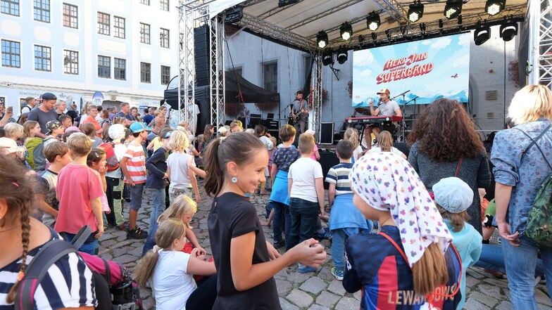 "Herr Jan und seine Superbänd" verstanden es, die Mädchen und Jungen auf dem Marktplatz zu begeistern.