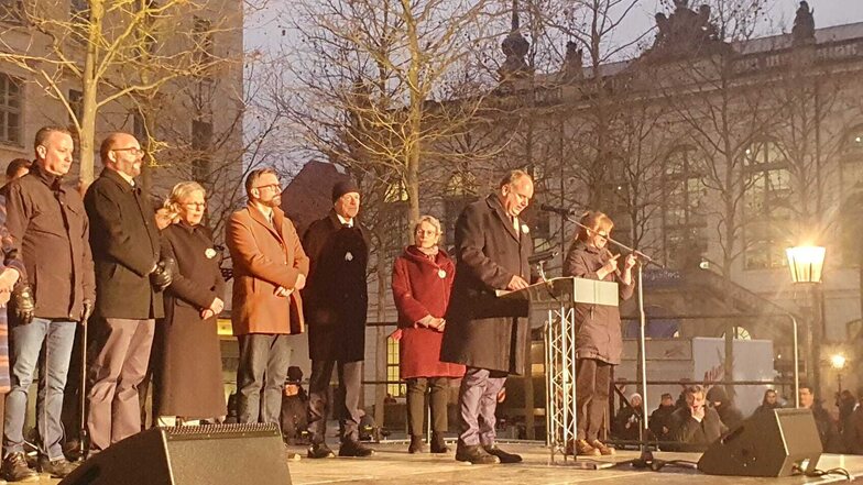 Dresdens Oberbürgermeister Dirk Hilbert hält eine Rede auf dem Neumarkt, bevor sich gegen 18 Uhr die Menschenkette um die Innenstadt als Symbol des Friedens und Schutzes für die Stadt schließen soll.