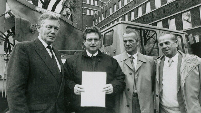 Es war eine seiner letzten Amtshandlungen als Bürgermeister von Freital: Walter Daehn (2.v.l.) unterschrieb am 26. März 1990 in Oberhausen die Urkunde über die Partnerschaft beider Städte und siegelte sie mit dem Emblem der DDR.