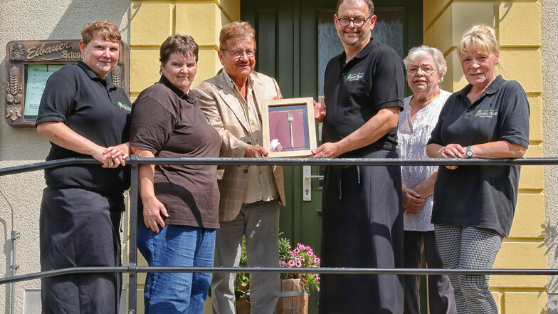 Inhaber Torsten Diener und sein Team vom Restaurant "Grüne Aue" in Dittersbach haben vom Stadtbild-Verlag die "Goldene Gabel" erhalten.