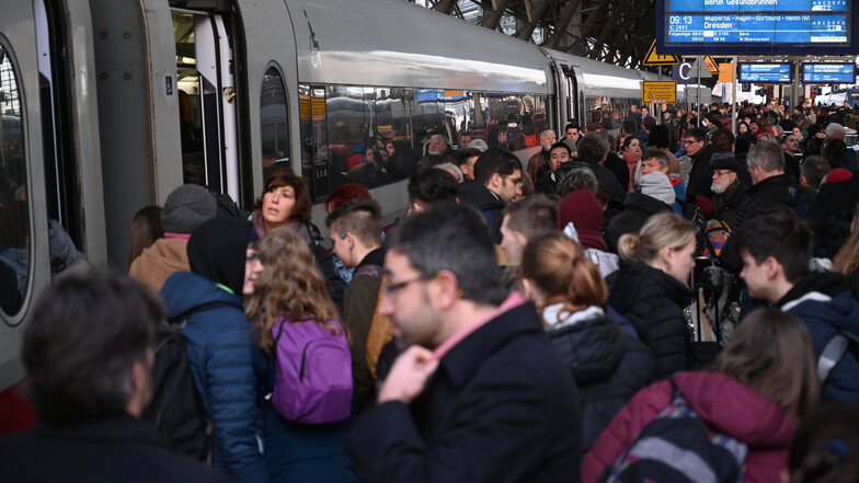 Streik oder Sturm – die Bahn fährt öfter mal nicht. Das schreckt die Reisenden aber nicht. 2018 verzeichnete die Bahn einen Rekord bei den Fahrgastzahlen.