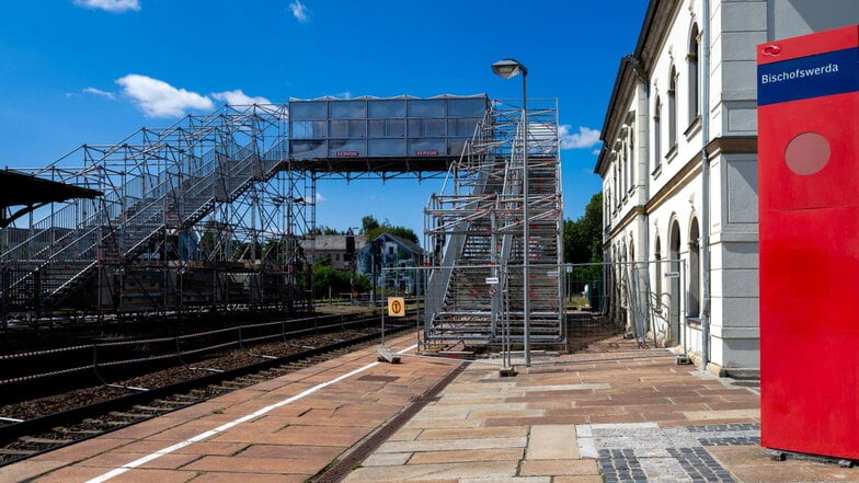 Über diesen Reisenden-Überweg sollen Fahrgäste in Bischofswerda künftig von Gleis 1 auf die Bahnsteige 2/3 und umgekehrt wechseln. Daran gibt es viel Kritik.