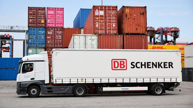 DB Schenker, die Logistiktochter der Deutschen Bahn, wechselt den Besitzer. Das dänische Transportunternehmen DSV übernimmt das Unternehmen.