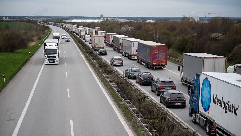 Lkw und Autos stauen sich auf der Autobahn A4 zwischen der Abfahrt Görlitz und Kodersdorf , hier wegen einer Sperrung des Tunnels Königshainer Berge.