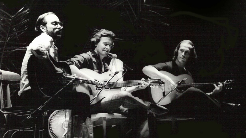 Durch seine Konzerte mit den Gitarrengöttern John Mclaughlin (M.) und Paco de Lucía (r.) wurde Al Di Meola in den Achtzigern weltberühmt.
