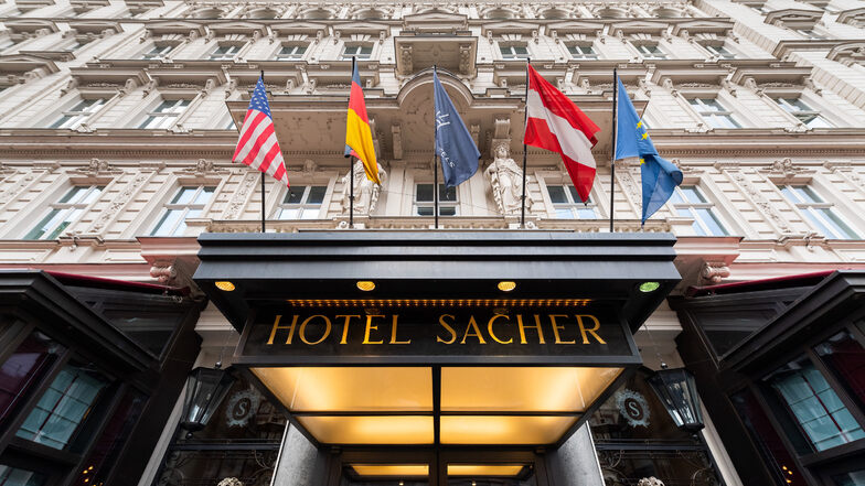 Blick auf den Eingang vom Hotel Sacher in Wien. Auf internationale Gäste ausgerichtete Spitzenhotels werden nach Überzeugung von "Sacher"-Chef Matthias Winkler jahrelang brauchen, um sich vom Corona-Schock zu erholen.