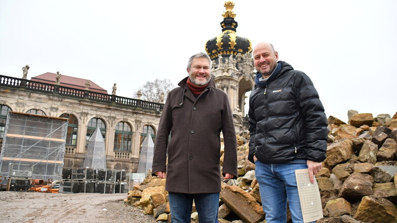 Zwingerbaumeister Kai-Uwe Beger (l.) und Sachgebietsleiter Joachim Thäle vom Staatsbetrieb Sächsisches Immbobilien- und Baumanagement freuen sich, dass die Arbeiten im Zwingerhof zügig vorankommen.