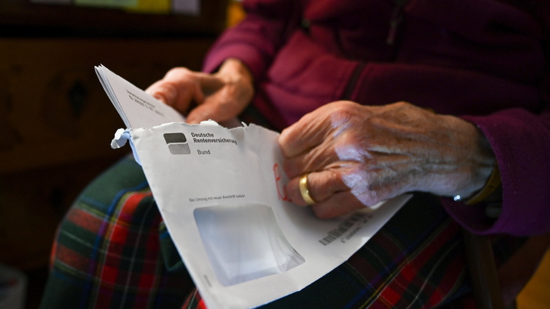 Eine Seniorin hält ihren Rentenbescheid in der Hand. Vor einem Jahr startete die Grundrente.