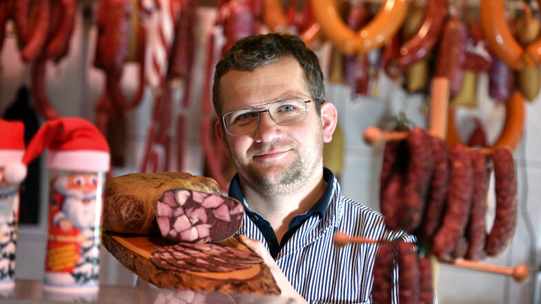 Fleischermeister Sebastian Herzog aus  Spitzkunnersdorf

wirbt für die gute Qualität im Handwerksbetrieb. Die hat auch ihren Preis.