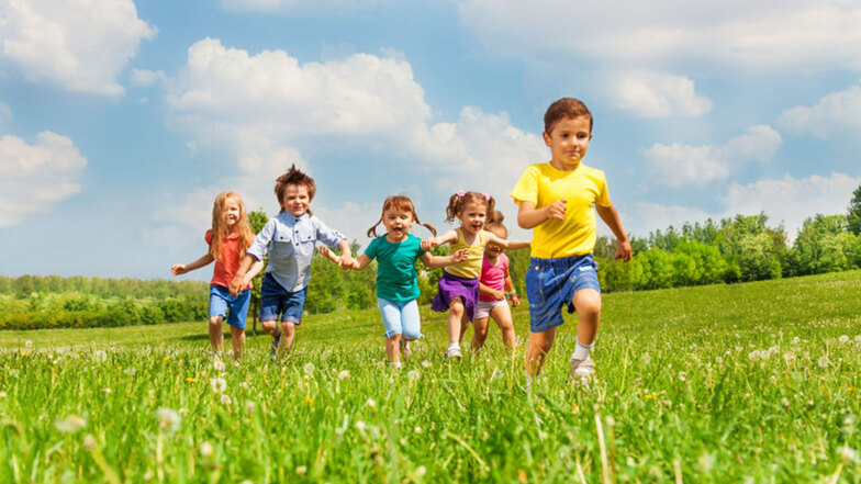 Eltern können ab sofort beruhigt sein, wenn Kinder durch das Gras toben. Denn auch für sie hat LINDNER®Socks Anti-Zeckensocken im Sortiment.