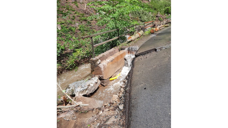 Unpassierbar: Die Wasserfallstraße in Lichtenhain ist unterspült, der Asphalt stellenweise aufgebrochen.