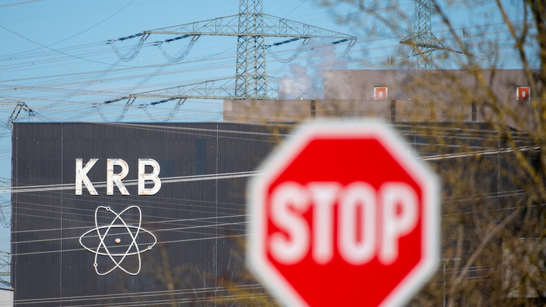 Das Atomkraftwerk in Grundremmingen wurde am Silvesterabend vom Netz genommen. Die EU-Kommission will Atomkraft und Gas dagegen einem Entwurf zufolge als „grüne“ Energieformen deklarieren.