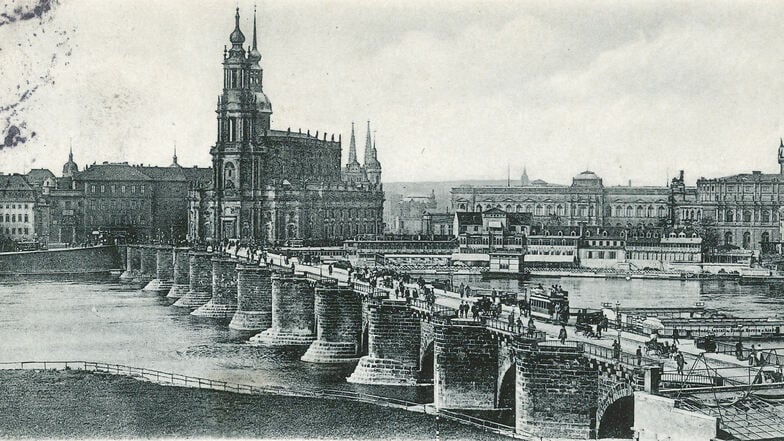 Die alte Augustusbrücke um 1905. Sie entsprach den modernen Anforderungen nicht mehr. Wegen ihrer niedrigen Pfeiler und engen Bögen war sie zum Hindernis für die Schifffahrt geworden.