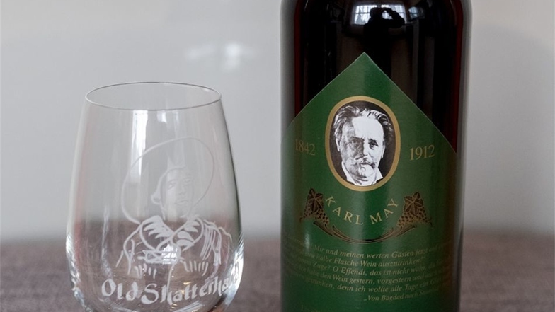 Karl May zum Trinken: Sogar Weinflaschen ziert das Gesicht des Autors.
