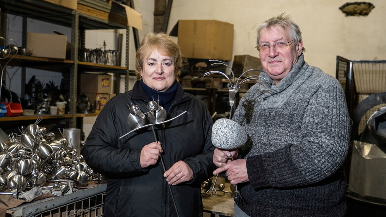 Jolanta und Harry Tiedemann in ihrer Manufaktur in Görlitz-Weinhübel mit den beliebtesten Produkten, Vögeln aus Metall und Stein für den Garten.