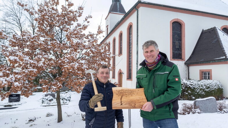 Sebastian Markert (rechts) ist mit seinem Team für alle sieben Friedhöfe der Kirchgemeinde Hartha zuständig. Seit Jahresbeginn ist auch in Gersdorf eine naturnahe Baumbestattung möglich. Darüber freut sich Ortskirchenvorstand Albrecht Römer.