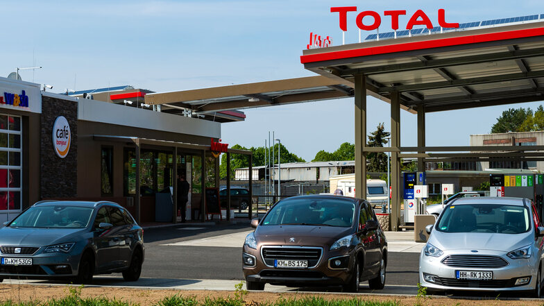 Seit Ende April ist die Tankstelle am Kreisverkehr in Ottendorf-Okrilla in Betrieb. Wann dort auch ein Schnellrestaurant steht, ist derzeit noch offen.