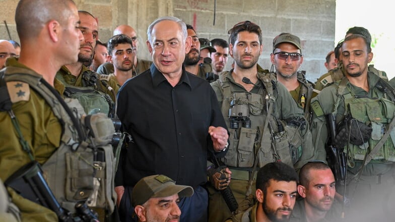 Benjamin Netanjahu (M), Ministerpräsident von Israel, bei einem Treffen mit Reservesoldaten im Norden des Landes.