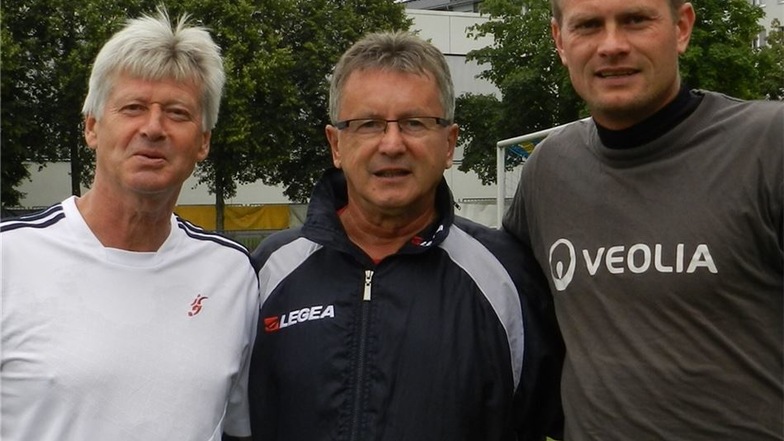 Nach 30 Jahren Pause brachte sich Bellmann in Heidenau mit dem mittlerweile verstorbenen Wolfgang Friese (l.) und Axel Keller auf den neuesten Stand der Torwart-Schule.
