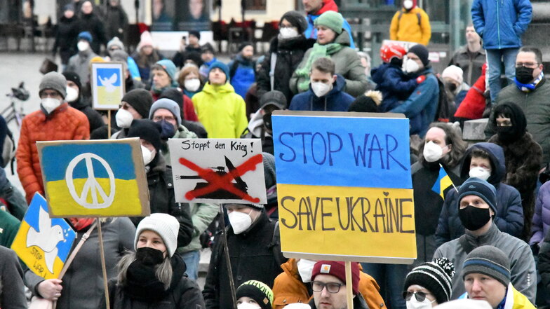 Hunderte sind am Sonntagnachmittag auf dem Dresdner Neumarkt zusammengekommen, um für Frieden in der Ukraine zu demonstrieren.