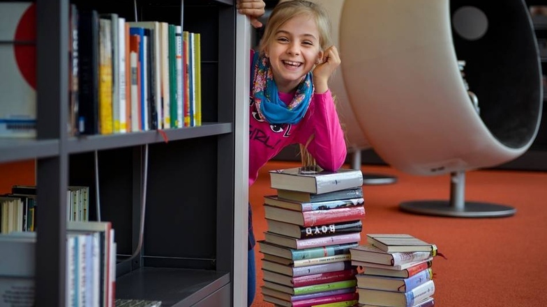 Antonia hat ihren Lieblingsplatz entdeckt: die neue Zentralbibliothek mit ihren herrlich vielen Geschichten zwischen bunten Buchdeckeln.