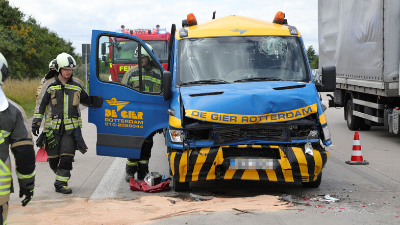 Der Fahrer eines Transporters wurde bei einem Auffahrunfall auf der A4 bei Dresden verletzt.