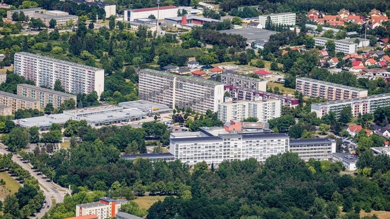 Das Lausitzer Seenland-Klinikum in Hoyerswerda hat seit über 50 Jahren für ein Krankenhaus in einer Stadt eine traumhafte Lage und bildet in der Berufsfachschule weiterhin eigenes Pflegepersonal aus.