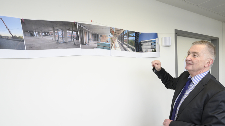 So ging es voran: Verwaltungsdirektor Peter Zeidler zeigt Fotos vom Bauablauf für die neue Etage des Riesaer Elblandklinikums.