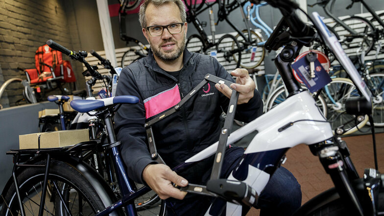 Daniel Reichstein zeigt ein Fahrradschloss, das mit Alarmsignal ausgestattet ist