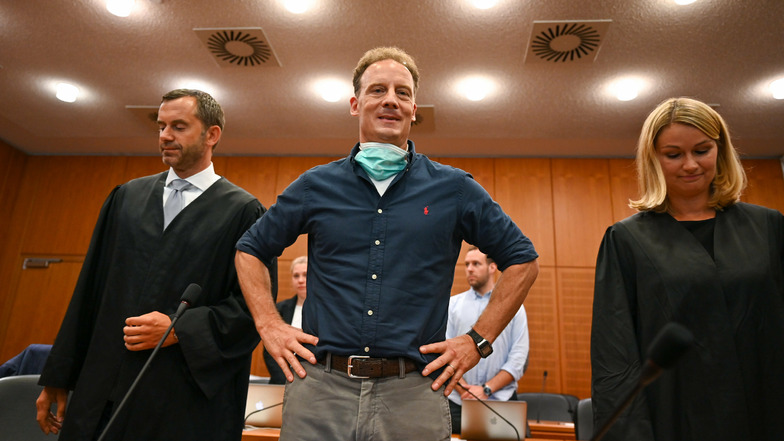 Unternehmer Alexander Falk (M) neben seinen Verteidigern Björn Gercke und Kerstin Stirner.