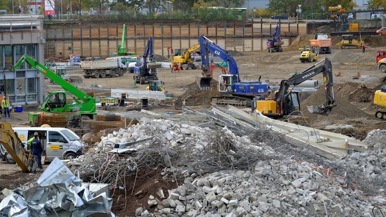 01.Bis zu zwölf Bagger drehen sich auf der Großbaustelle, wo sowohl abgerissen wird als auch schon die Fundamente für den neuen Kaufpark vorbereitet werden.