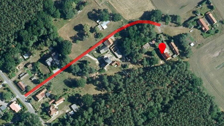 An der alten Straße in Neudorf liegen mehrere Grundstücke über die die Zufahrt zu Frau Stölzes Haus (rote Marke) führt. Das wurde der Seniorin jetzt zum Verhängnis.