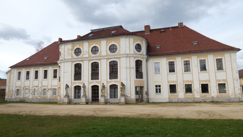 Am Königswarthaer Schloss sind großflächige Nässeschäden und Putzabplatzungen sichtbar. Ab September 2024 soll es umfassend saniert werden.