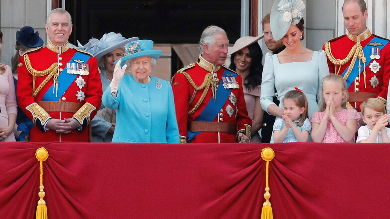Prinz Andrew (l-r), Königin Elizabeth II., Prinz Charles, Herzogin Meghan, Prinz Harry, Herzogin Catherine und Prinz William stehen nach der Militärparade "Trooping the Colour" im Juni 2018 anlässlich des 92. Geburtstags der britischen Königin auf dem Bal