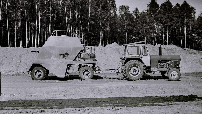 Mit dem Gerät, Marke Eigenbau, das der Traktor ZT 300 zog, wurde Kalk verteilt und eingefräst.