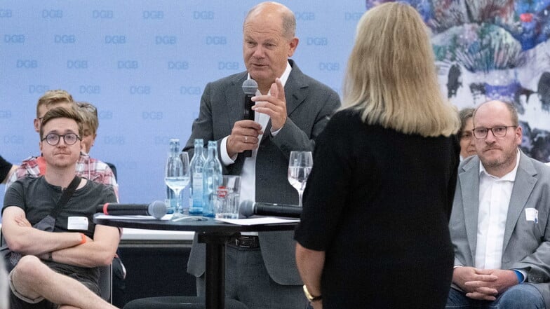 Bundeskanzler Olaf Scholz (SPD) spricht bei einer Veranstaltung des DGB Sachsen im Penck-Hotel neben Petra Köpping (SPD).