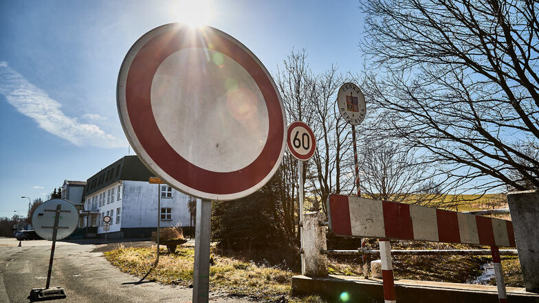 Das Sperrschild an der Grenze in Hellendorf steht bisher nicht wegen des Straßenbaus.