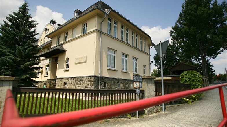 Grundschule Putzkau: Zwei Klassenzimmer bekamen neue Brandschutztüren. Anschließend wurde in den Räumen gemalert.