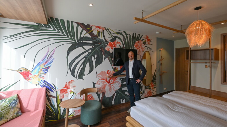 Chris Jung, Geschäftsführer des Tropical Island, steht in einem Zimmer im neuen Hotelkomplex.