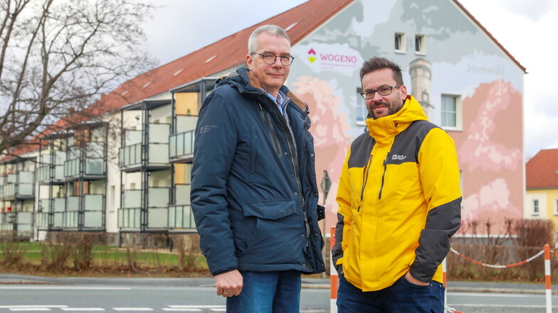 Die Vorstände der Zittauer Wohnungsgenossenschaft Bernd Stieler (links) und Michael Martin stehen vor der sanierten Fassade des Blocks an der Rosa-Luxemburg-Straße 2 bis 6 in Olbersdorf, der auch Balkone erhalten hat.