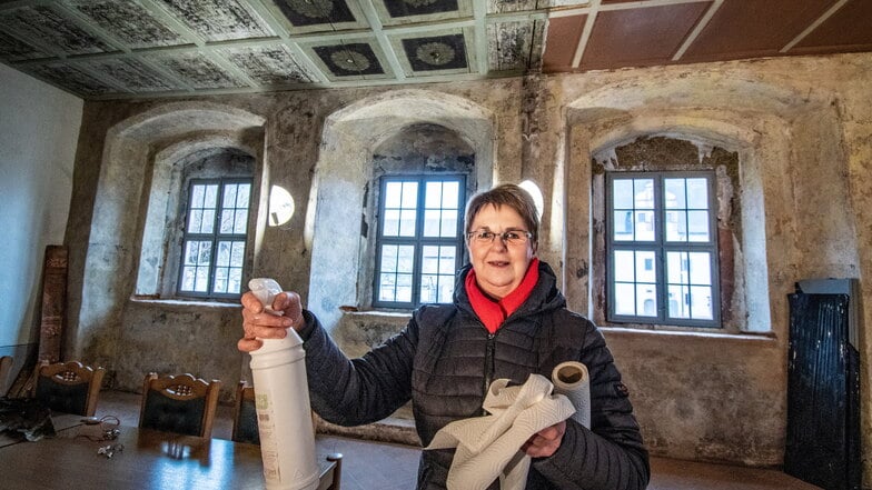 Projektkoordinatorin Rica Zirnsack steht im Gastraum des Abthauses des Klosters Buch. Die Fenster sind nach historischem Vorbild erneuert worden.