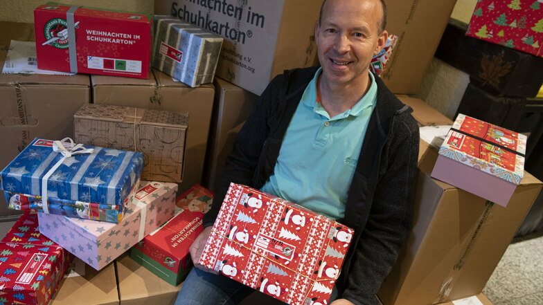 Seit vielen Jahren unterstützt der Großenhainer Otto-Shop von Michael Weigel als Annahmestelle die Geschenkaktion "Weihnachten im Schuhkarton".