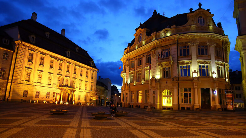 Der zentrale Platz in Sibiu wird abends festlich beleuchtet.