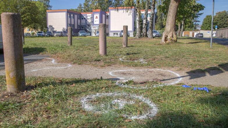 Nach der Messerattacke auf der Nieskyer Bahnhofstraße wiesen noch tagelang die Markierungen der Polizei auf die Tat im September 2023 hin.