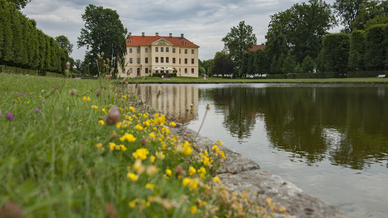 Das Palais befindet sich am Spiegelteich im Barockpark Zabeltitz.