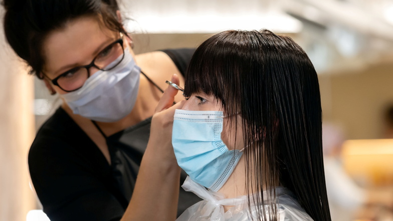 Friseurin Eva Pohling vom Salon Abschnitt 12 in Bischofswerda darf seit Montag ihren Kunden wieder die Haare schneiden. Dabei gelten strenge Hygieneauflagen.