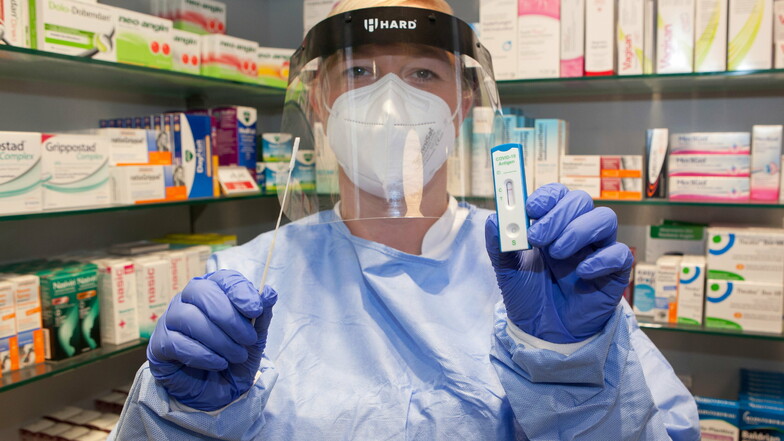 Christiane Streuber, Pharmazeutisch-Technische Assistentin in der Neuen Apotheke in Kodersdorf zeigt einen Coronavirus-Schnelltest.